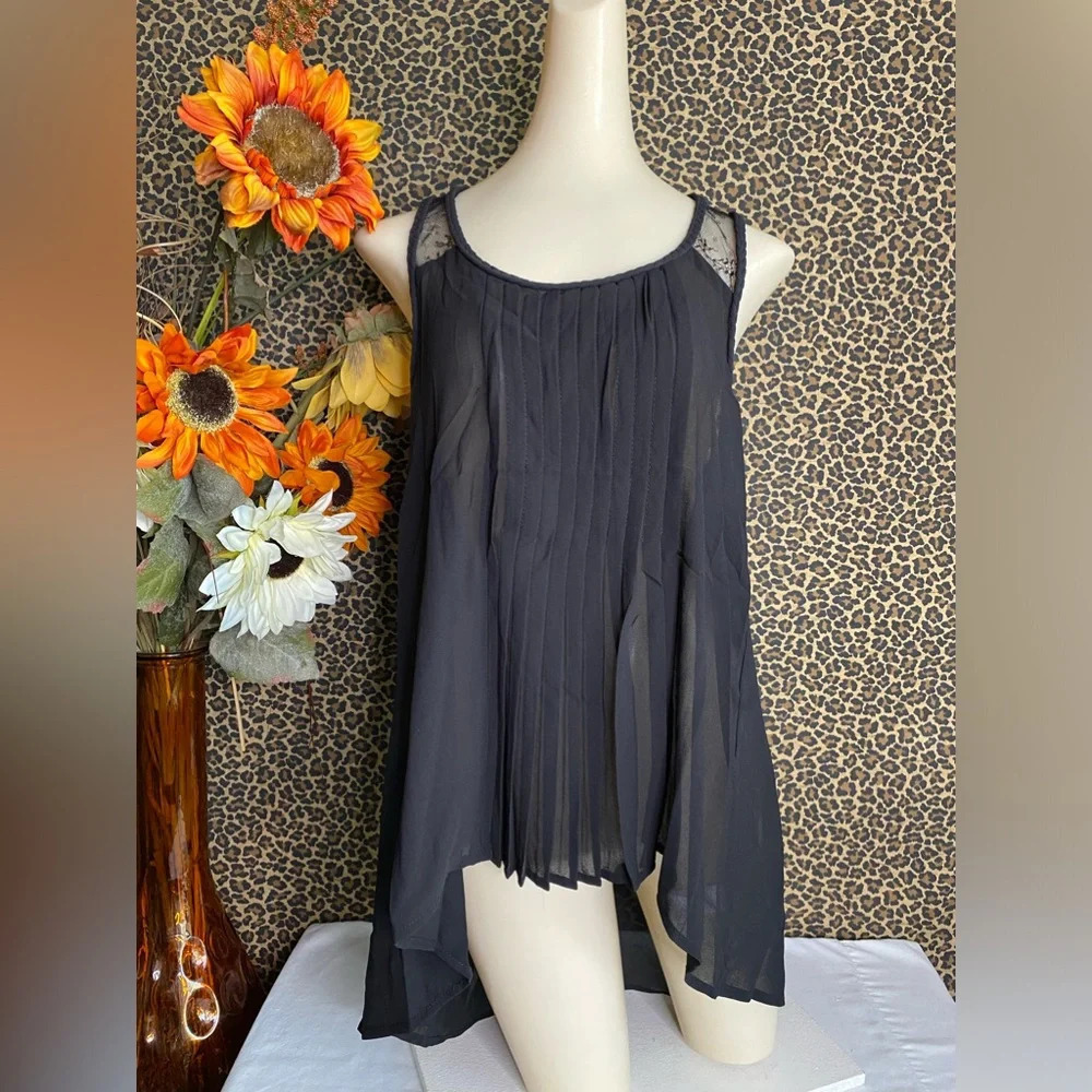 🌴3/$30🌴DOE & RAE Black Hi-Low Lace RacerBack Tank Top NWT